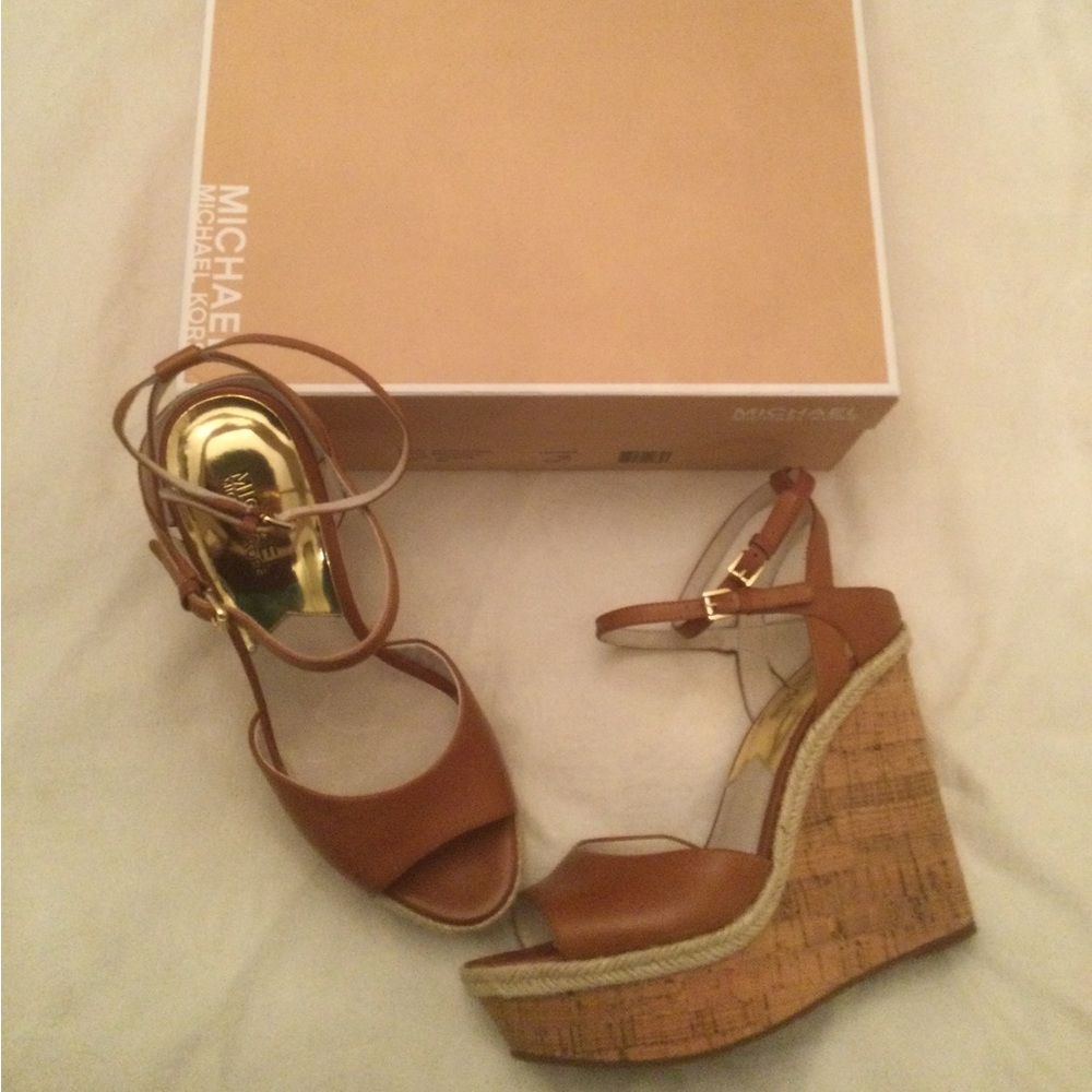 NIB Michael Michael Kors Axton leather two strap luggage wedge. Size 9. - Picture 3 of 12